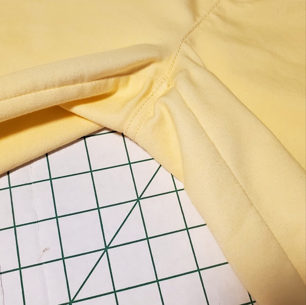 Simmering yellow stretch capris. - Picture 2 of 3